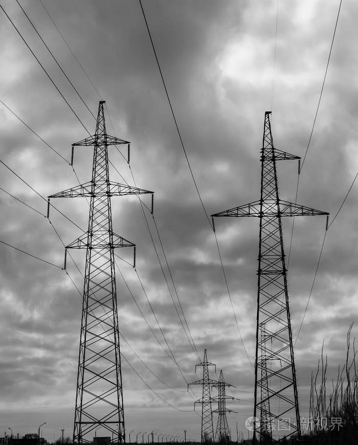 电线塔和电线黑白照片