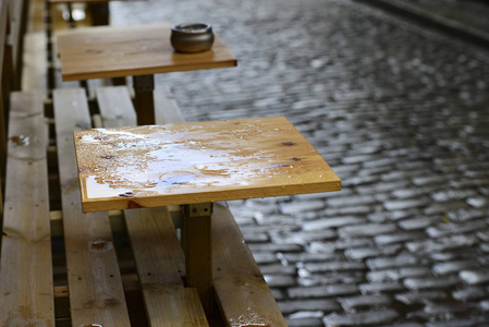 在雨中的空咖啡桌。