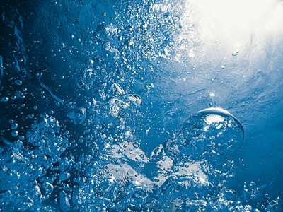 水下背景气泡水表面气泡与海洋中的阳光水下气泡阳光穿过水面.