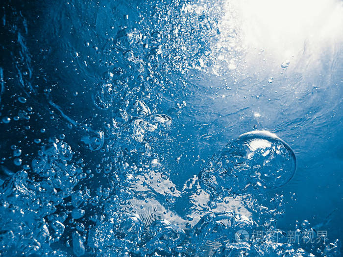 与阳光的水下气泡.水下背景气泡