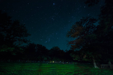 风景秀丽的夜景观的暗蓝的天空,月亮.阿塞拜疆.长快门照片照片