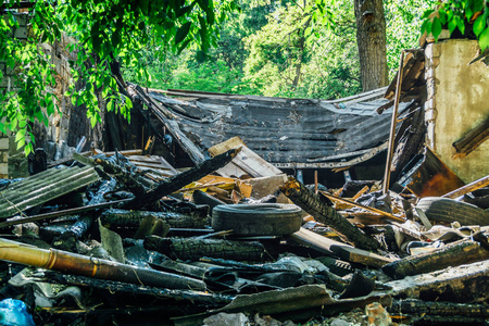 成堆的垃圾垃圾废墟和腐烂的轮胎, 战后或地震后废弃的建筑