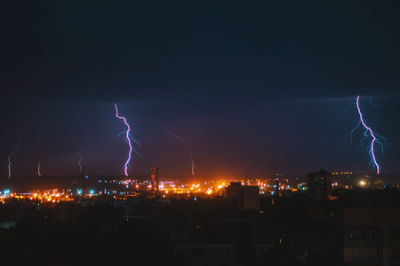 在大城市，拉链和雷暴，抽象背景，暗蓝的天空，明亮的电闪光，雷声和迅雷，坏天气概念美丽强大的雷电的照片