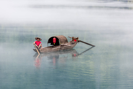 一位渔夫的朦胧小东江图片