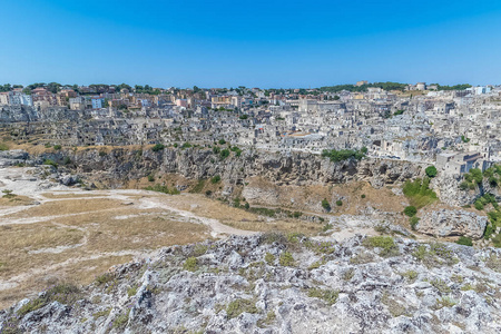 典型的石头房子 Sassi di Matera 马泰拉教科文组织欧洲资本的文化 2019 年在蓝蓝的天空下的全景视图。巴西利