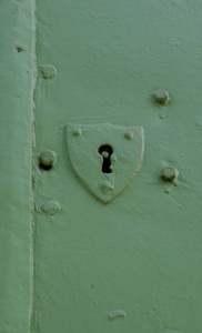 旧的和普通的屏蔽形状的门钥匙孔