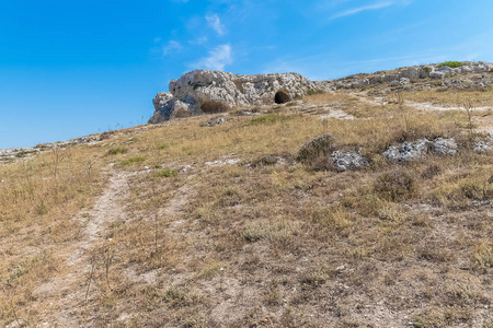 典型的石头房子 Sassi di Matera 马泰拉教科文组织欧洲资本的文化 2019 年在蓝蓝的天空下的全景视图。巴西利