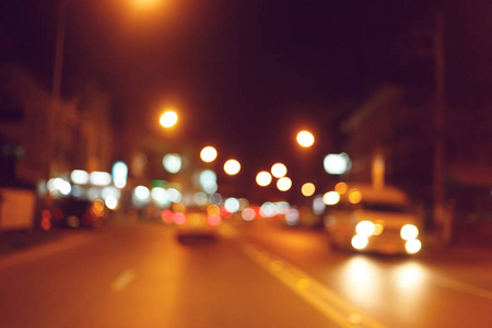 城市街道上的交通车辆的夜灯图片