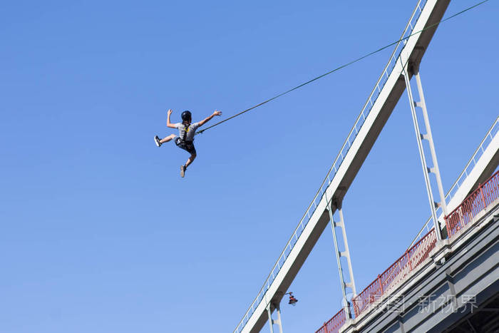 跳跃,肾上腺素的极限运动.这个人从这座桥用绳子跳