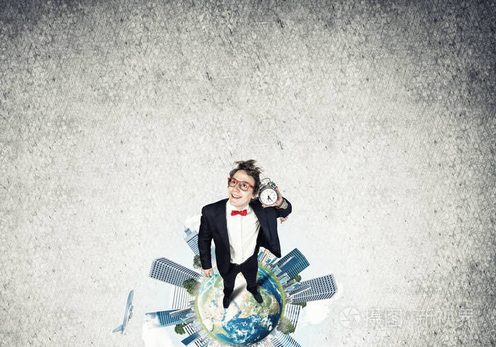 有趣的衣冠不整的商人