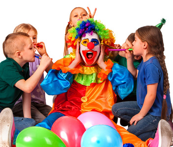 生日儿童小丑和孩子一起玩。孩子蛋糕庆祝