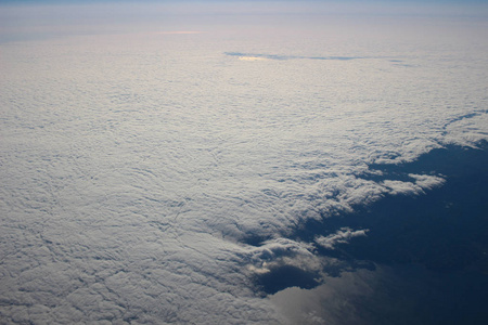 查看下面的云彩在地球上空