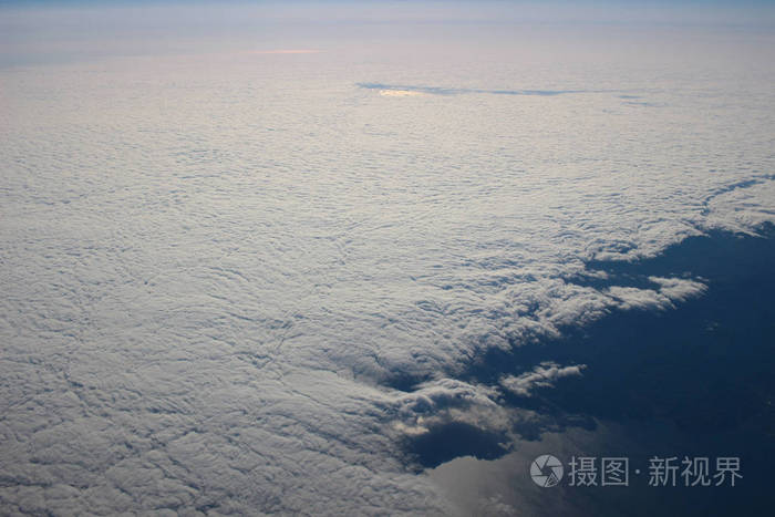 查看下面的云彩在地球上空