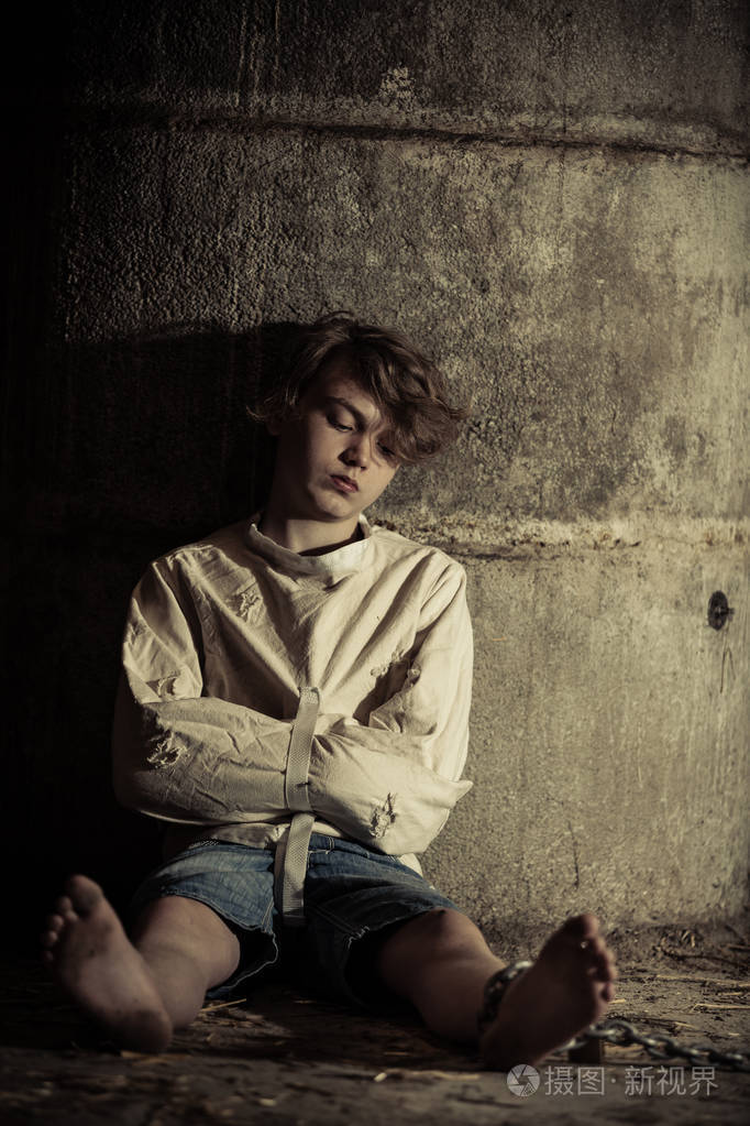 悲伤的孩子睡觉时件直线夹克