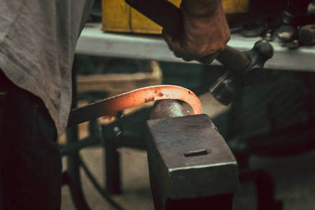 铁匠锤子打铁图片-铁匠锤子打铁素材-铁匠锤子打铁插画-摄图新视界