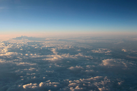 飞机风在云层上方欣赏日落的壮观景色