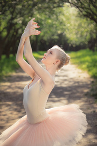 美丽的芭蕾舞演员与浪漫和温柔的情感的肖像
