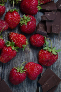 草莓和块碎巧克力