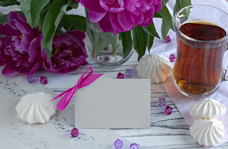 牡丹花花粉红色与白色的木制背景股票图像上的贺卡棉花糖茶玻璃