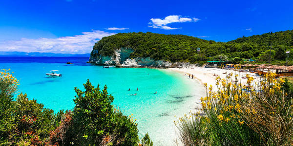 希腊Vrika 在 Antipaxos 岛的最美丽的海滩