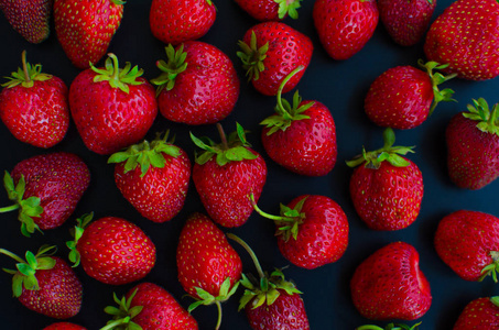 明亮的成熟草莓