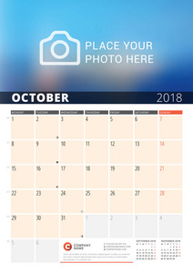 墙上的日历企划为 2018 年。矢量设计打印模板与地方为照片和笔记。月亮的时期。每周从星期一开始。在页上的 3 个月。2018 
