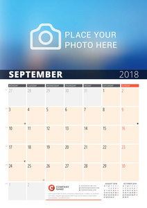 墙上的日历企划为 2018 年。矢量设计打印模板与地方为照片和笔记。月亮的时期。每周从星期一开始。在页上的 3 个月。2018 