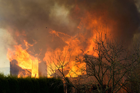 被火焰覆盖的建筑. 燃烧的木制建筑.照片