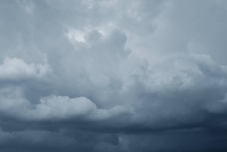 暴风雨的雨云背景。 黑暗的天空