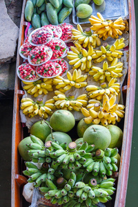长尾船与水果上市浮动，浮动市场附近，泰国曼谷拉差布里的瓦丹