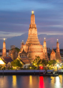 扫管笏阿伦在黄昏时分，曼谷，泰国佛教宗教活动场所