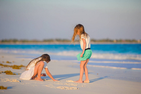 可爱的小孩子一起在海滩上玩