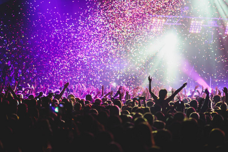 摇滚音乐会的视图显示在大音乐厅,与人群和舞台灯光,拥挤的音乐厅与