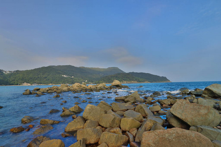 清澈的水湾海岸岩石