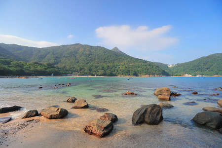 清澈的水湾海岸岩石