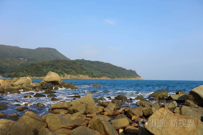 清澈的水湾海岸岩石