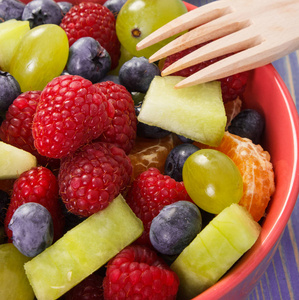 水果沙拉配木叉在碗 健康食品和营养概念