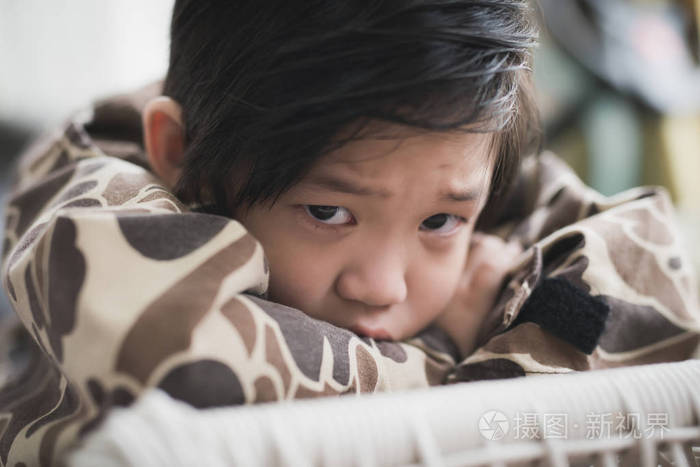 关闭悲伤的亚洲孩子