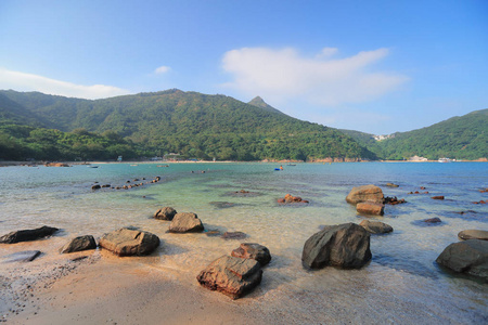 波浪破碎的岩石上