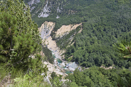 峡谷中河塔拉