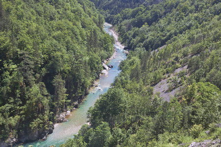 峡谷中河塔拉