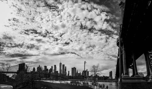 曼哈顿大桥和布鲁克林大桥公园和多云的天空，在黑色和白色的风格在曼哈顿建筑