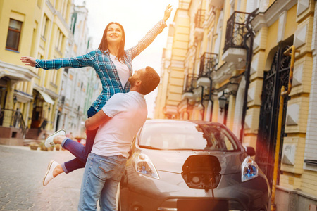 亲爱的流动亲爱的男朋友举起他美丽的女朋友照片