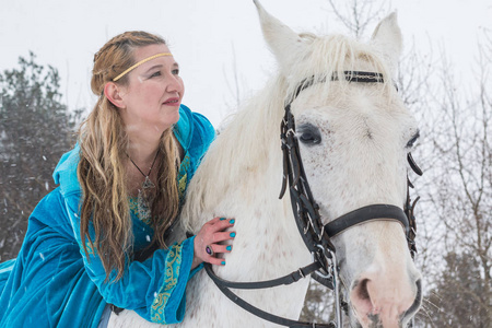民族服饰和冬季森林白马的女人图片
