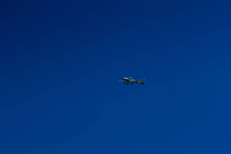 飞机在蓝色的天空