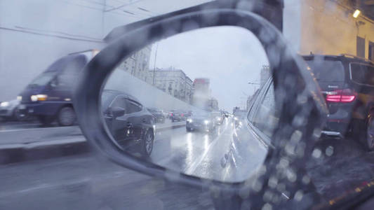 在城市街道上的汽车后视镜的看法