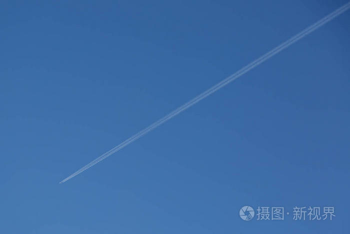 飞机的轨迹对清澈的蓝天