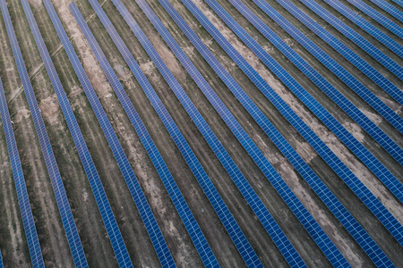 太阳能电池板放置在一个农村草甸