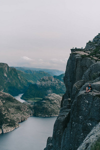 边上的前奏 Preikestolen 挪威的家伙