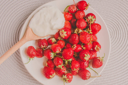 一堆香蕉和草莓。照片风格 Instagram 过滤器定了调子。健康早餐的概念。Flatlay